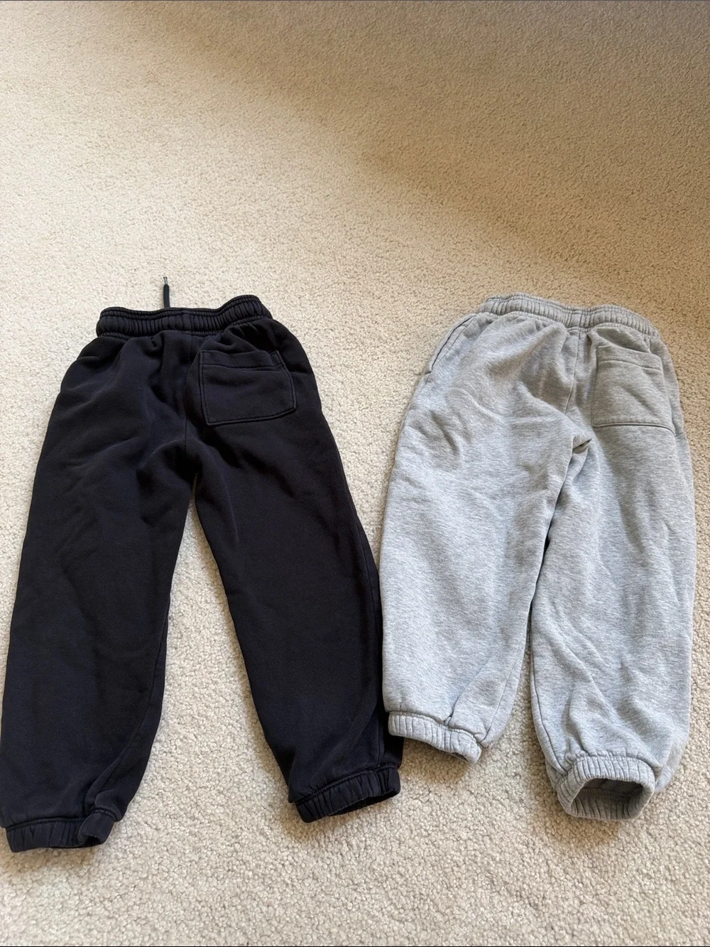 Lot of 2 GAP Kids Sweatpants in Black & Light Gray XS (4-5)